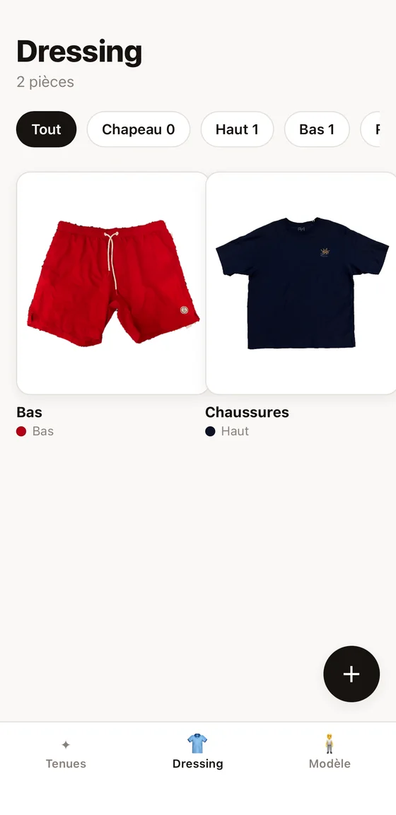 Écran Dressing de l'application OOTD : deux vêtements détourés, un short rouge et un t-shirt bleu marine